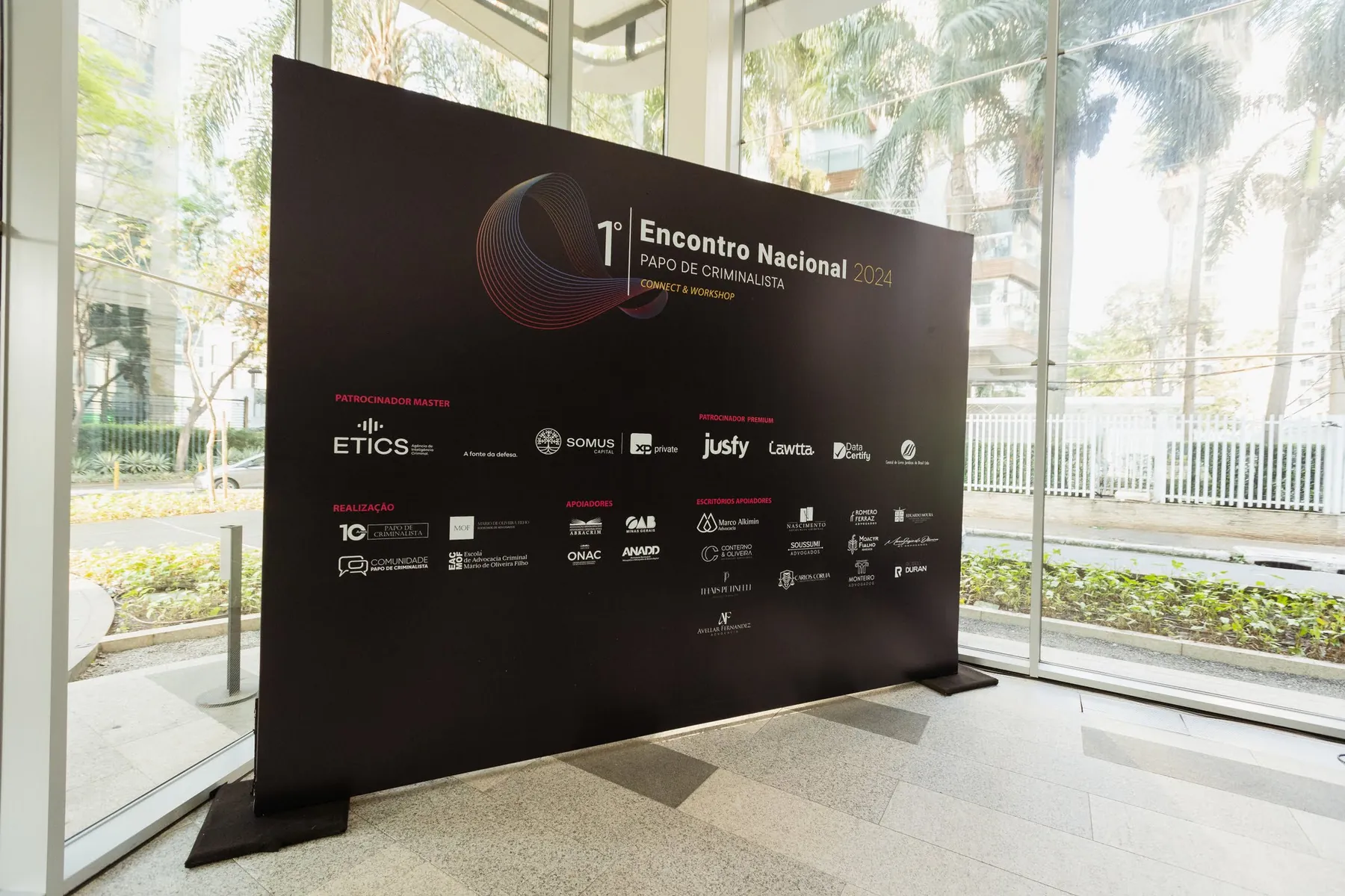 Backdrop do 1º Encontro Nacional com logo do evento, patrocinadores e apoiadores