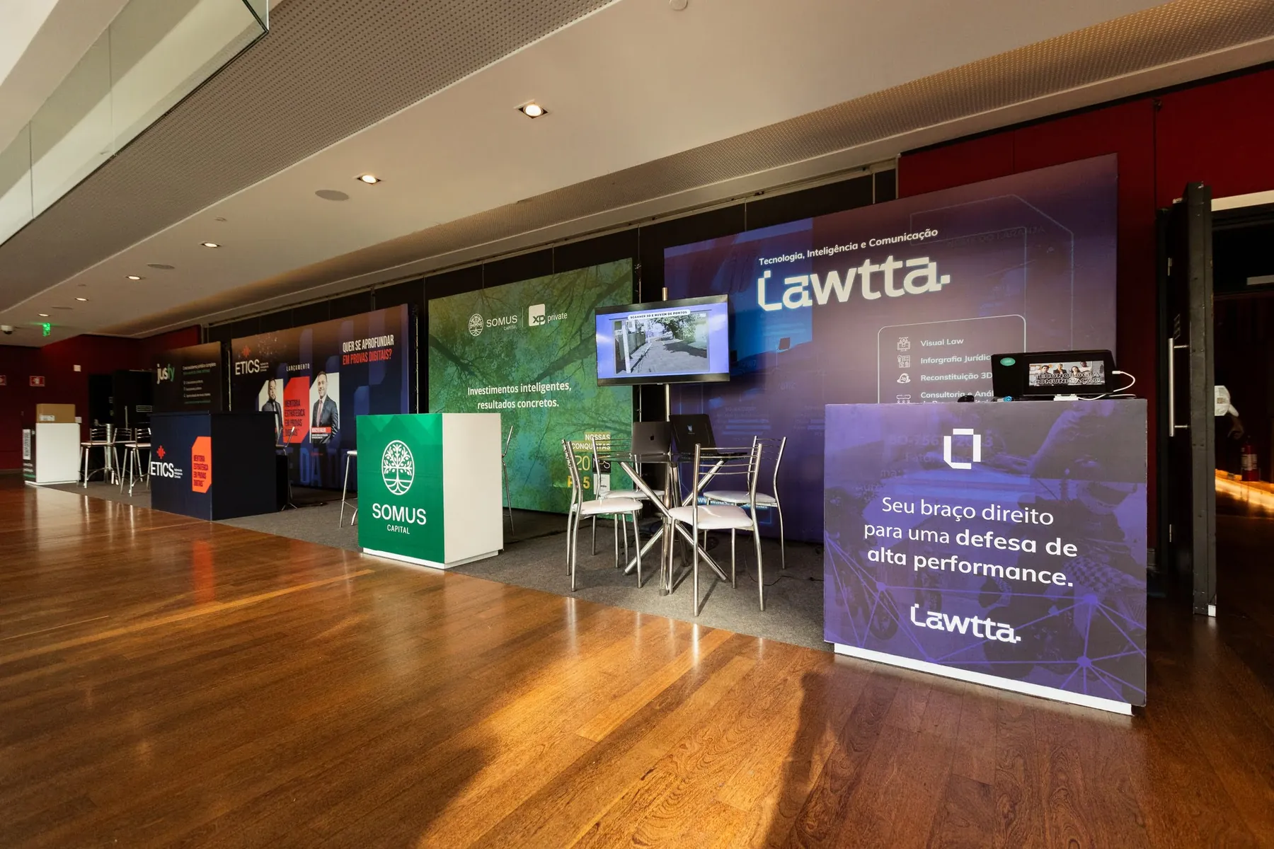 Estandes dos patrocinadores no foyer do Teatro B32