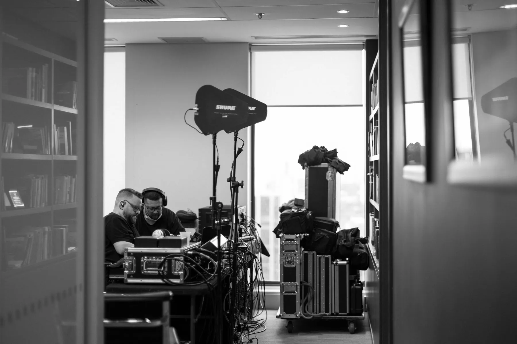 Equipe técnica nos bastidores durante o Lab