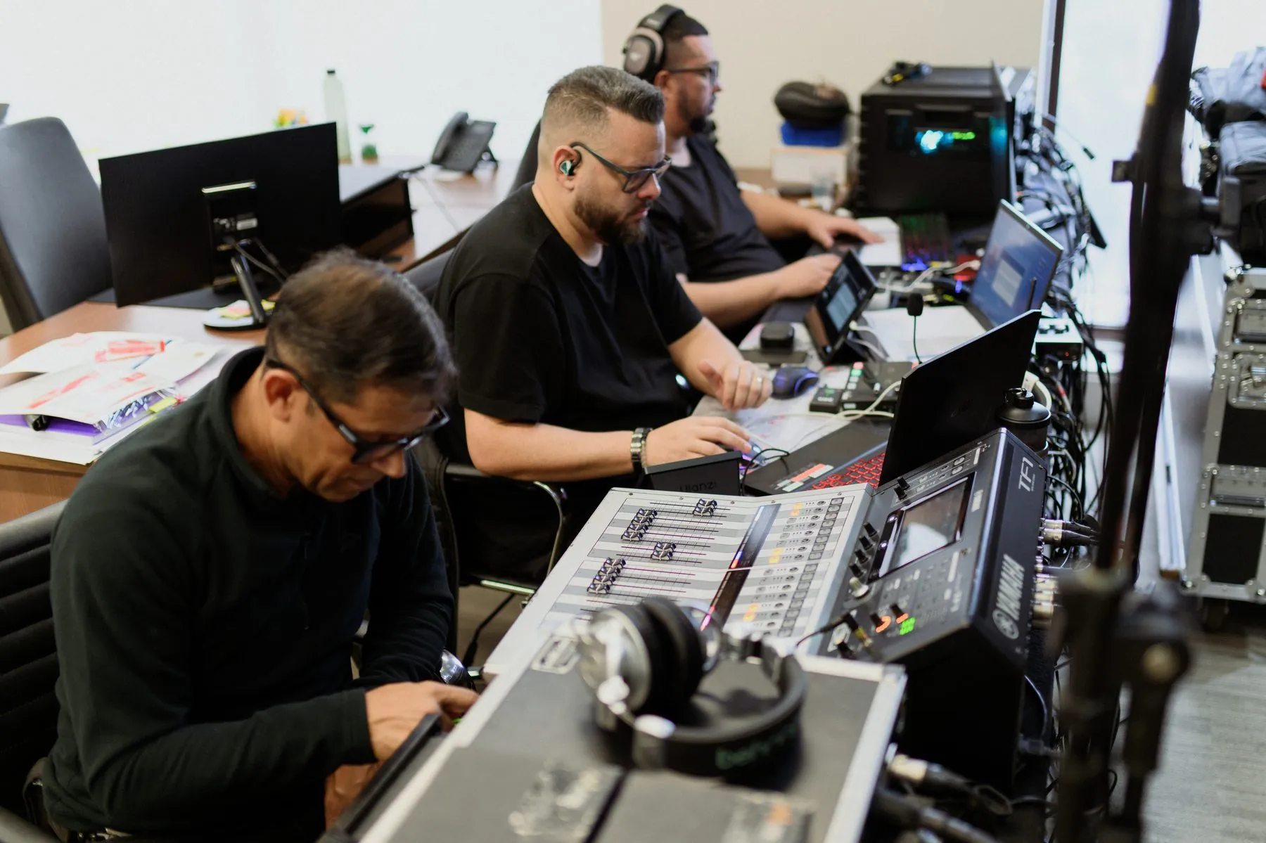 Equipe técnica em operação durante o Lab ao vivo